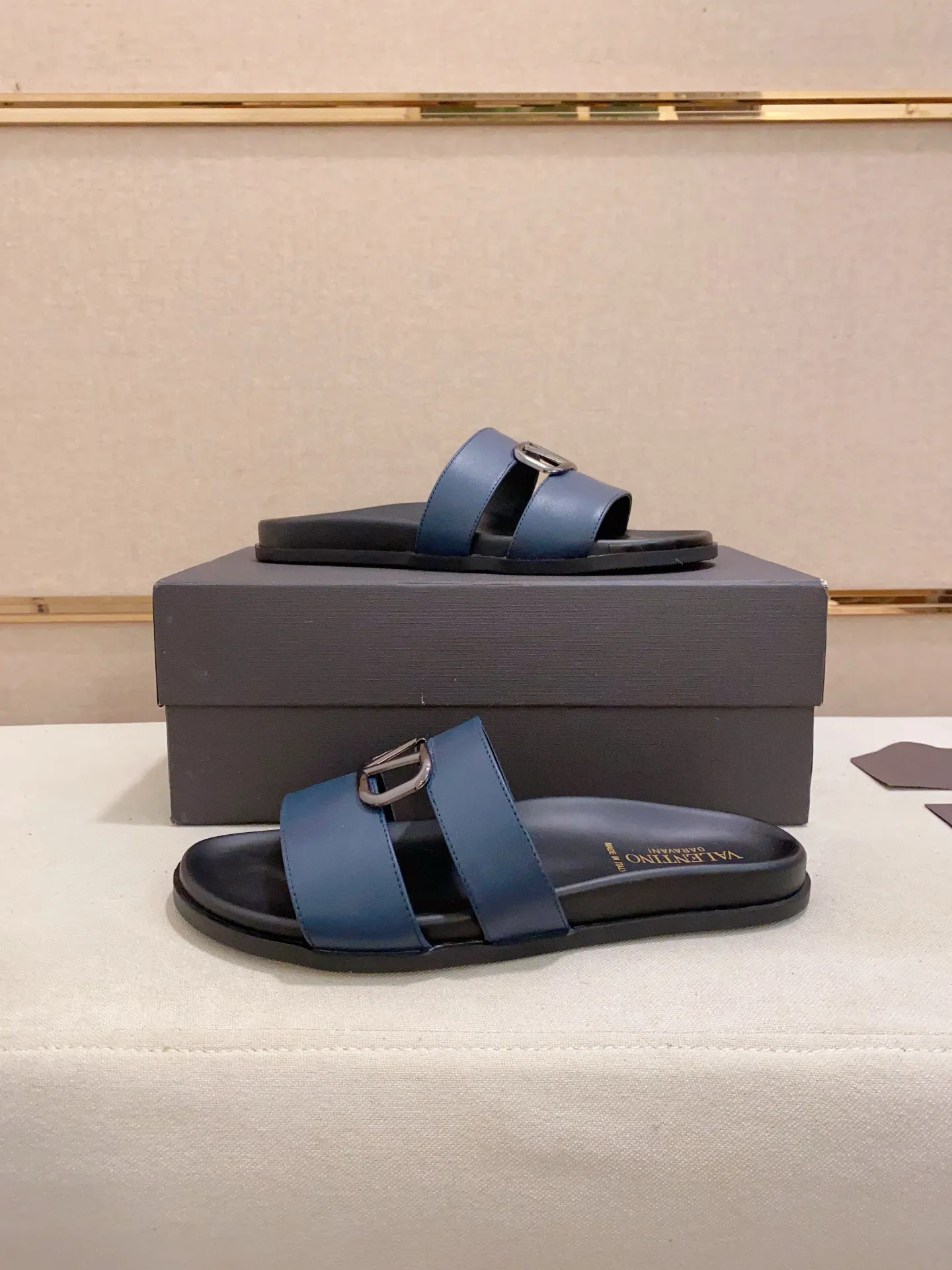 Men's shoes💰: 440💰[Valentino] New men's boutique slippers, counter quality, classic plaid, the actual workmanship is quite complex🔰The uppers are made of imported fabrics➕🐑Sheepskin lining, which tests the craftsman's craftsmanship➕original PU outsole. Size: 38-44 (45 can be customized, non-refundable)
